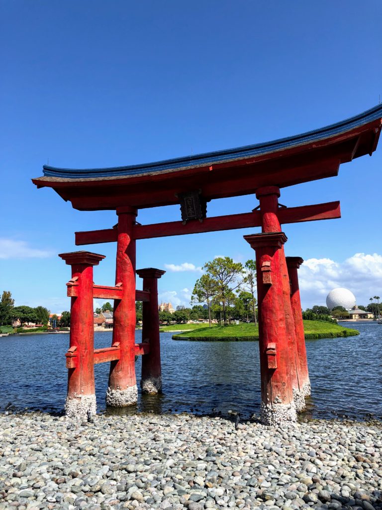 エプコットの日本館近くのモニュメント