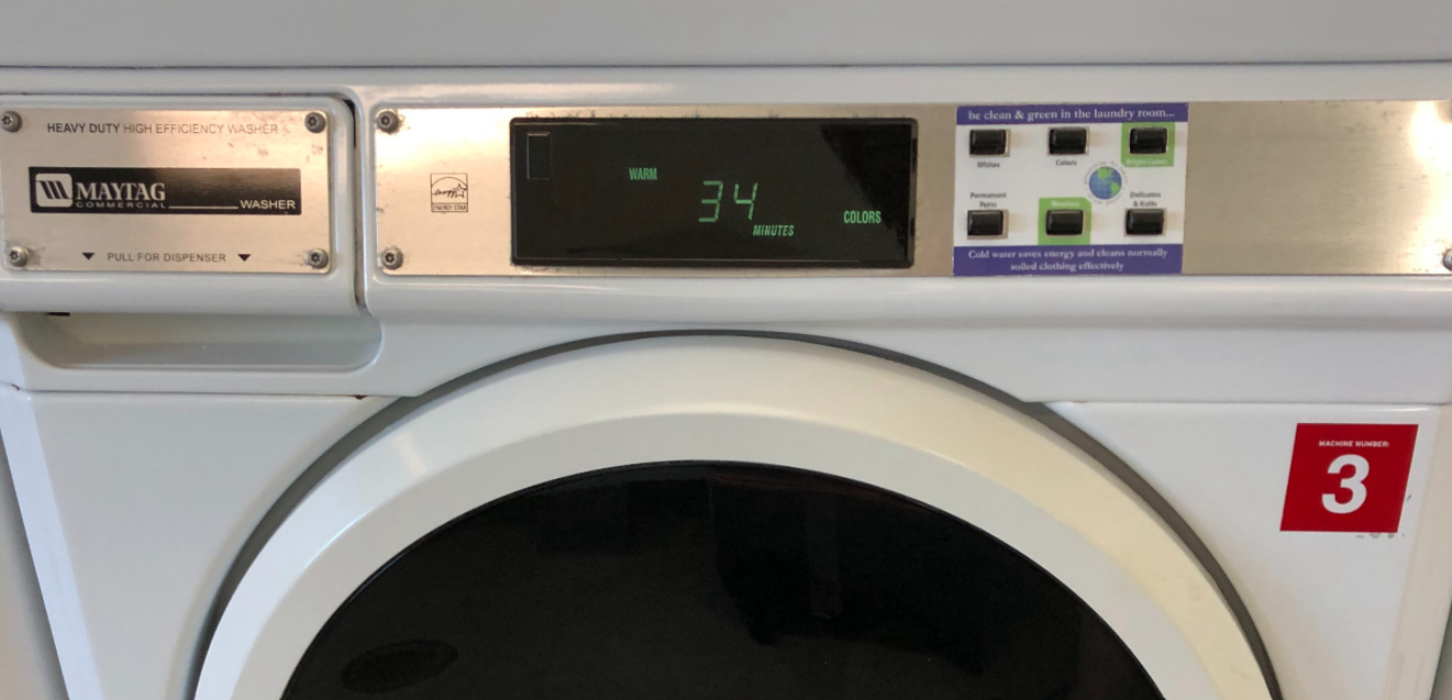 残り時間が34分と表示されている洗濯機
