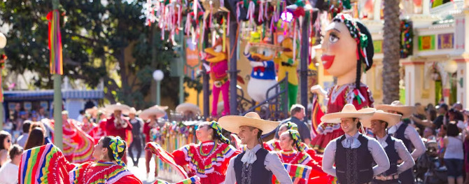 Disney ¡Viva Navidad!  Street Party