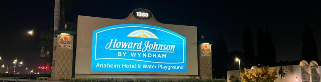 Howard Johnson Anaheim Hotel　外看板